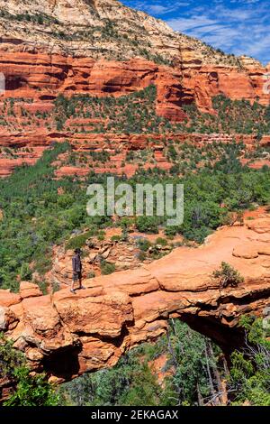 Reifer männlicher Wanderer`s Devil's Bridge Trail, Red Rocks, Wandern, Sedona, Arizona, USA Stockfoto